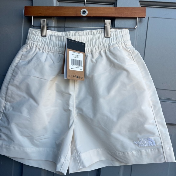 NWT The North Face Women’s TNF easy wind shorts in white dune size xs - Picture 1 of 10